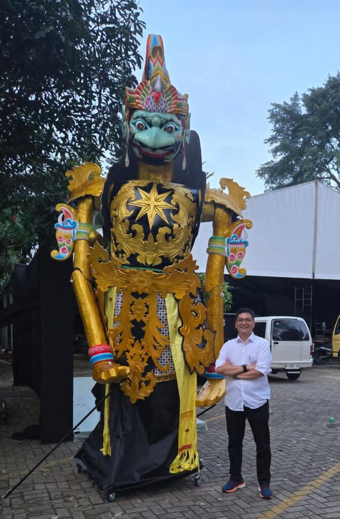 Ki wawan ajen catrawarta Ki wawan ajen bersama karya inovasinya wayang jumbo d'Bring. (dok Wawan Ajen)